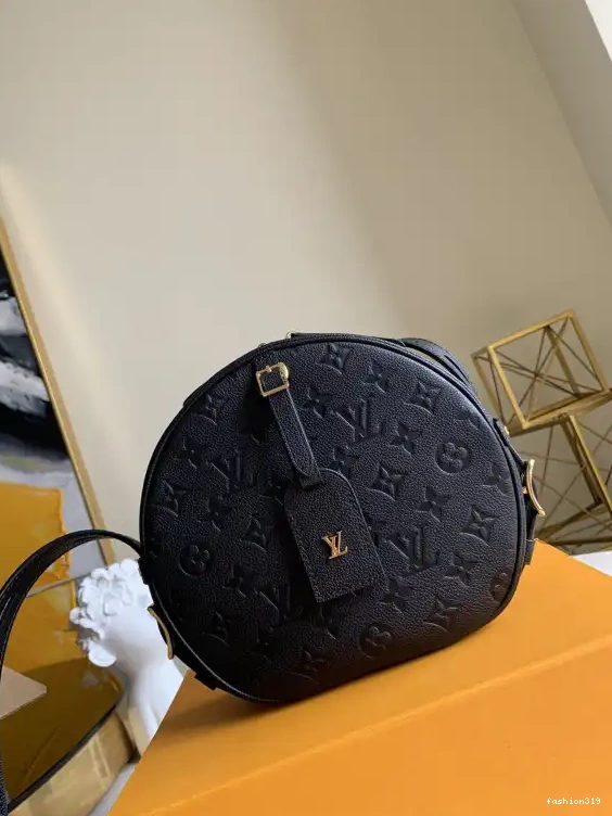 LOUIS CHAPEAU BOITE MM VUITTON SOUPLE 0412